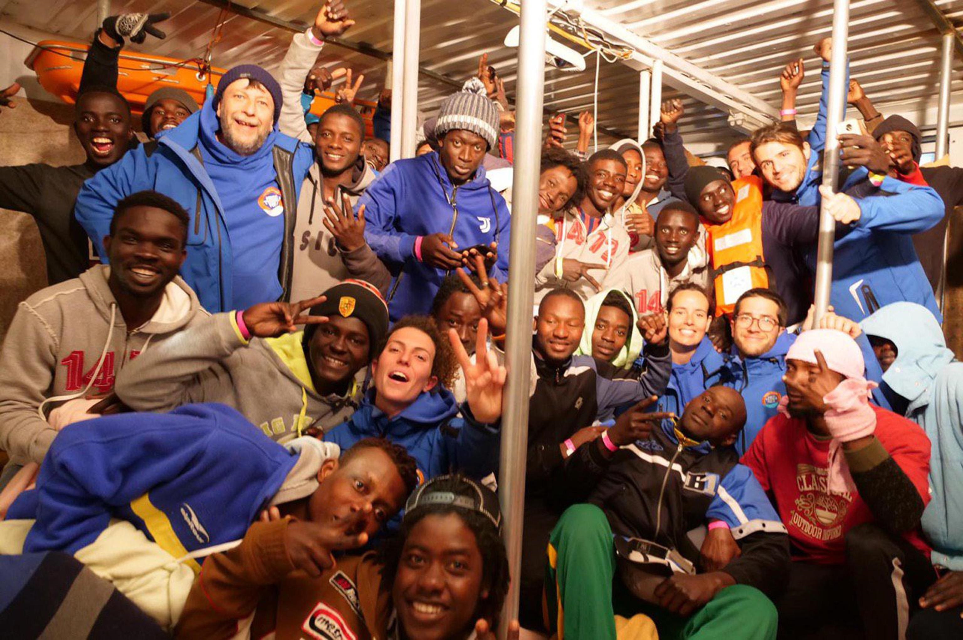 I migranti festeggiano a bordo della nave. La Mare Jonio ha appena attraccato al porto di Lampedusa