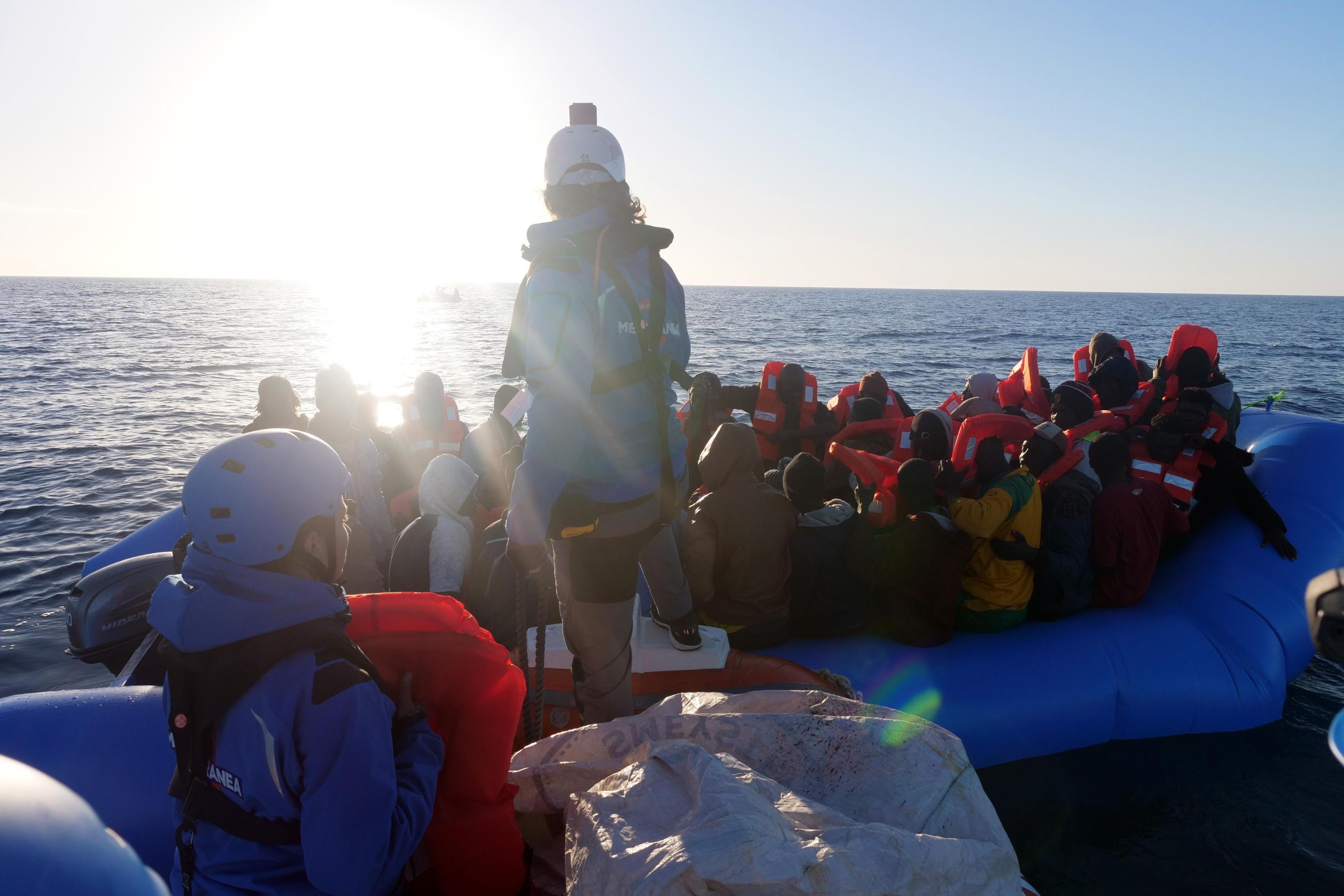 Il momento esatto in cui i migranti, a bordo di un gommone a largo di Lampedusa, vengono raggiunti dalla nave Mare Jonio