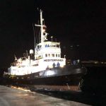 La nave Mare Jonio, dopo essere stata bloccata tutto il giorno a largo di Lampedusa, raggiunge il porto dell'isola