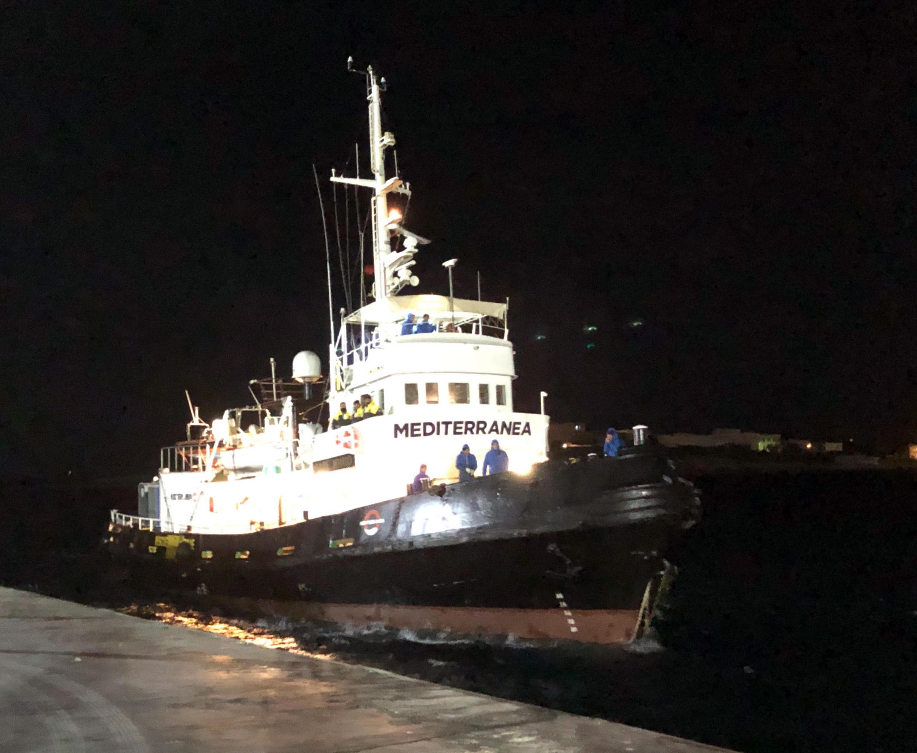 La nave Mare Jonio, dopo essere stata bloccata tutto il giorno a largo di Lampedusa, raggiunge il porto dell'isola