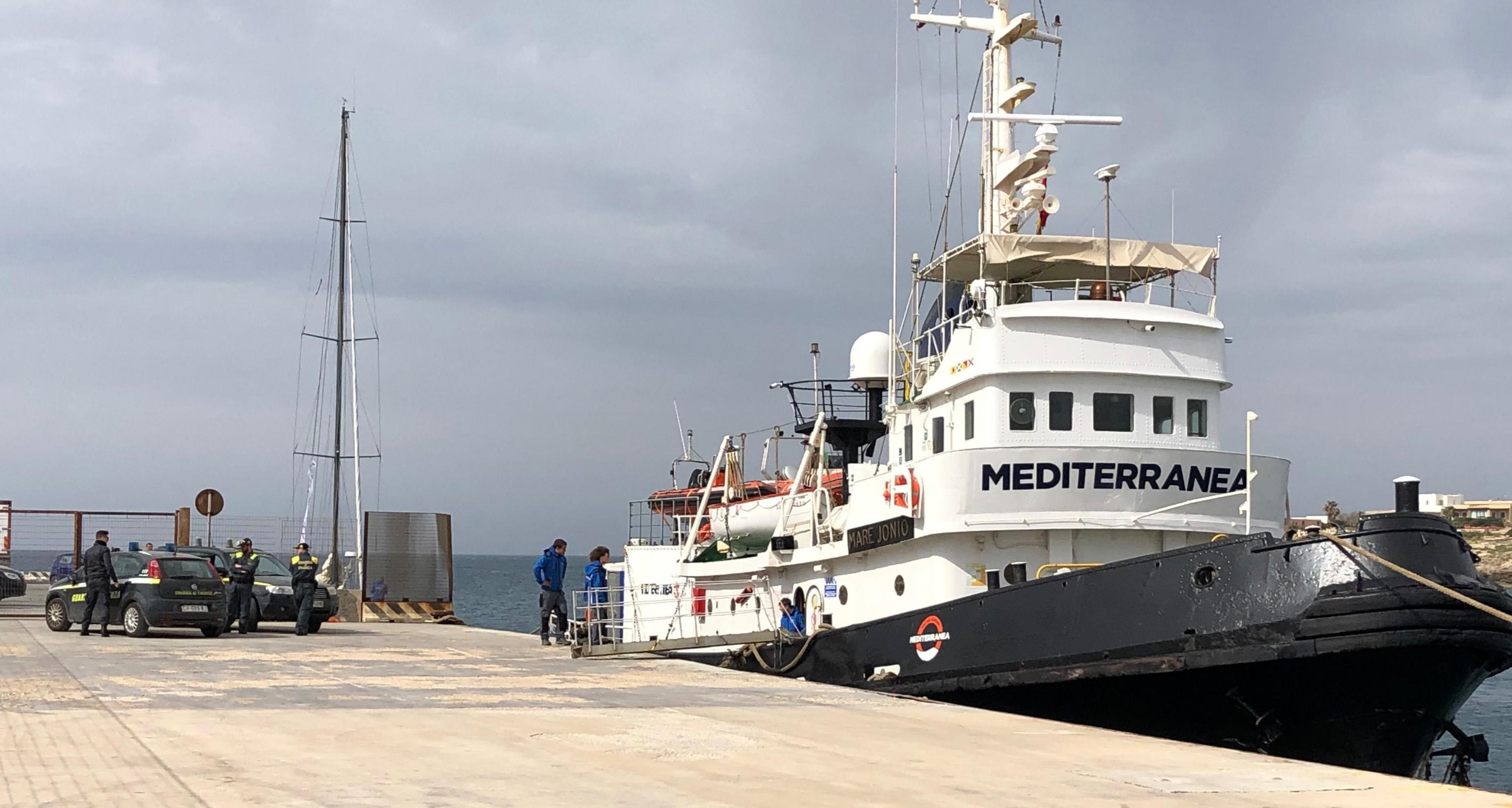 La nave della Mediterranea Saving Humans è ferma sotto sequestro delle autorità al porto di Lampedusa