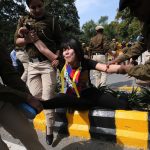 Una donna viene fermata dalle autorità Una donna viene fermata dalle autorità