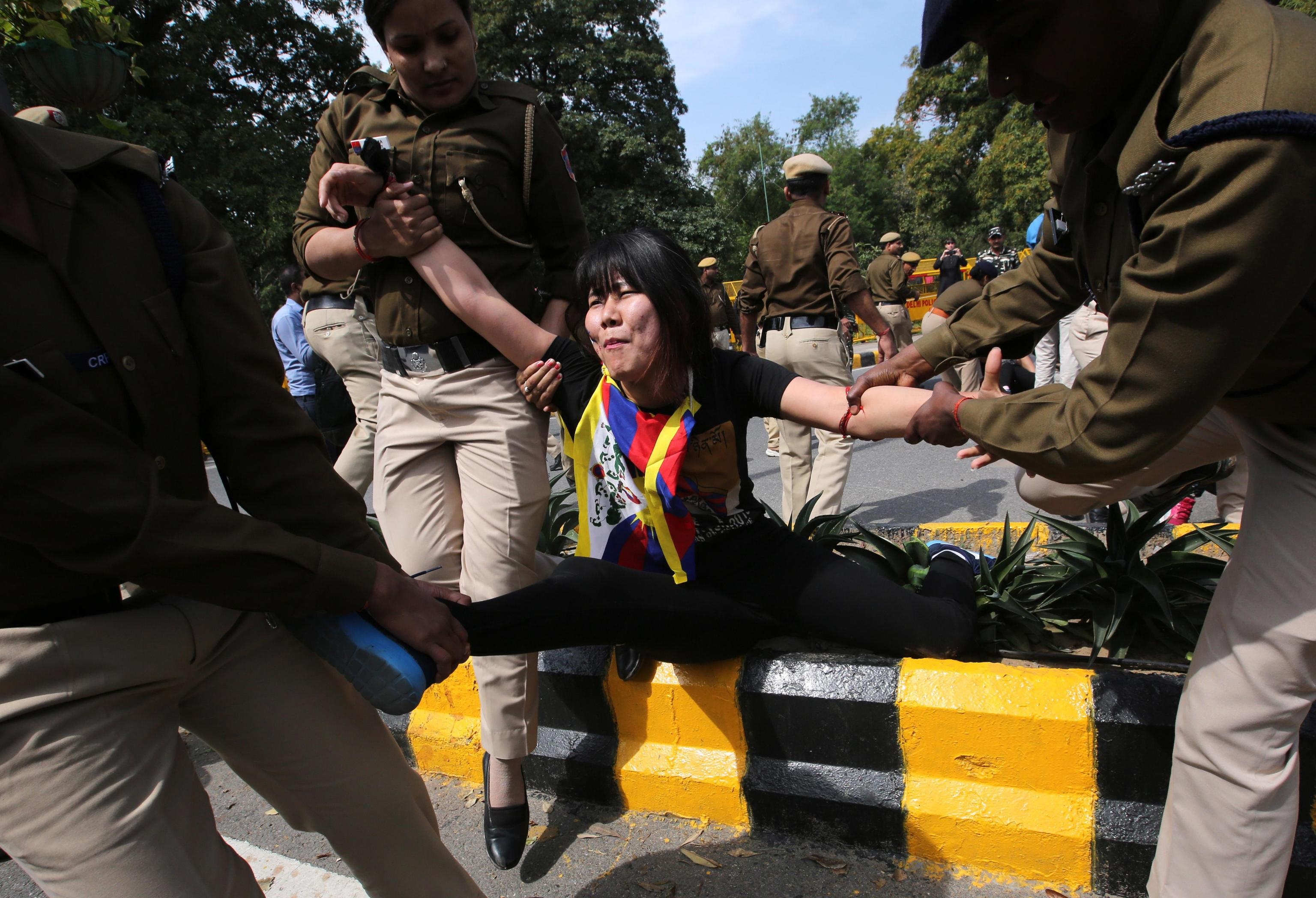 Una donna viene fermata dalle autorità Una donna viene fermata dalle autorità