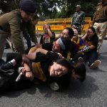 Le forze dell'ordine provano a bloccare i manifestanti Le forze dell'ordine provano a bloccare i manifestanti