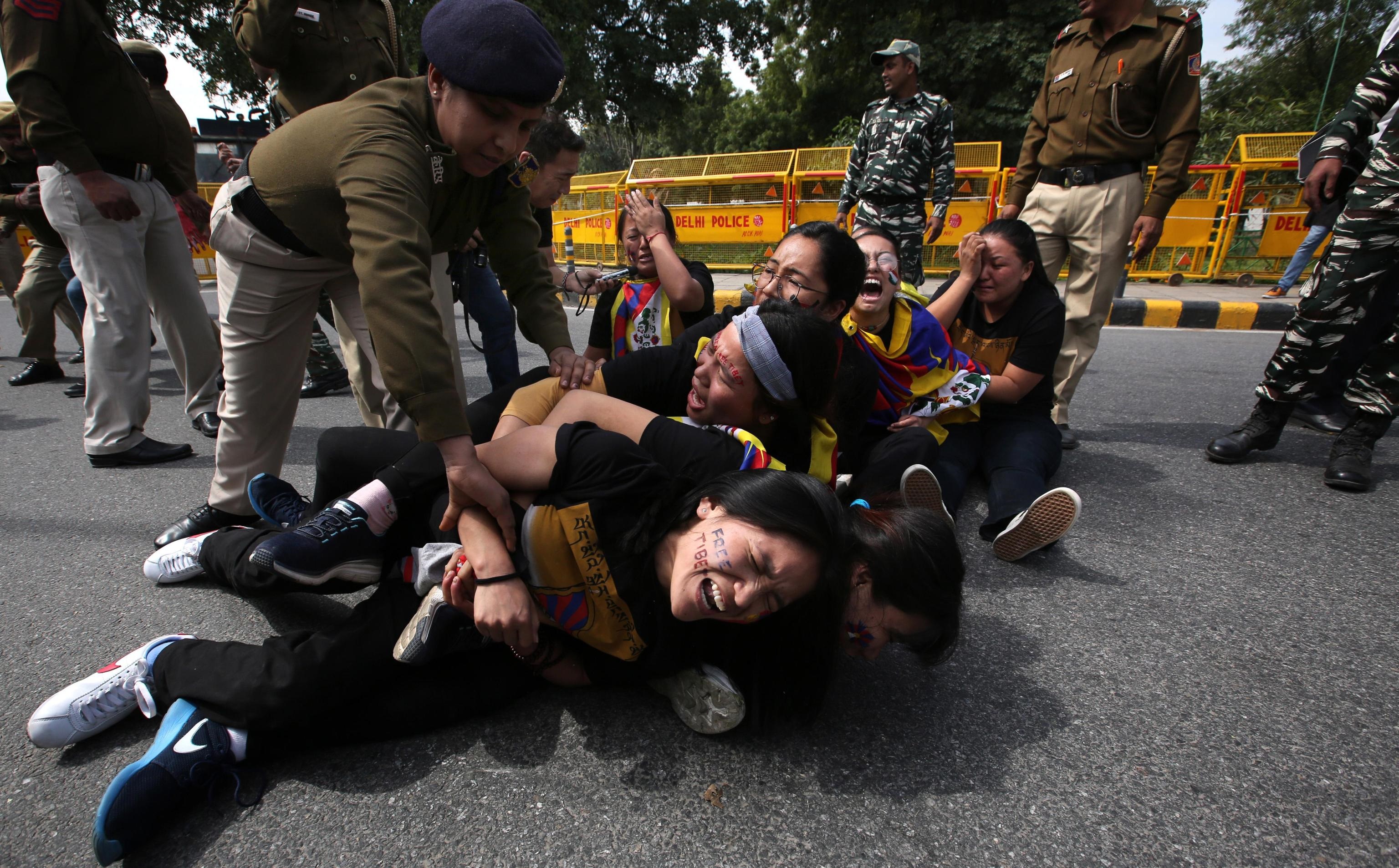 Le forze dell'ordine provano a bloccare i manifestanti Le forze dell'ordine provano a bloccare i manifestanti