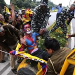 Un protestante immobilizzato dai militari Un protestante immobilizzato dai militari