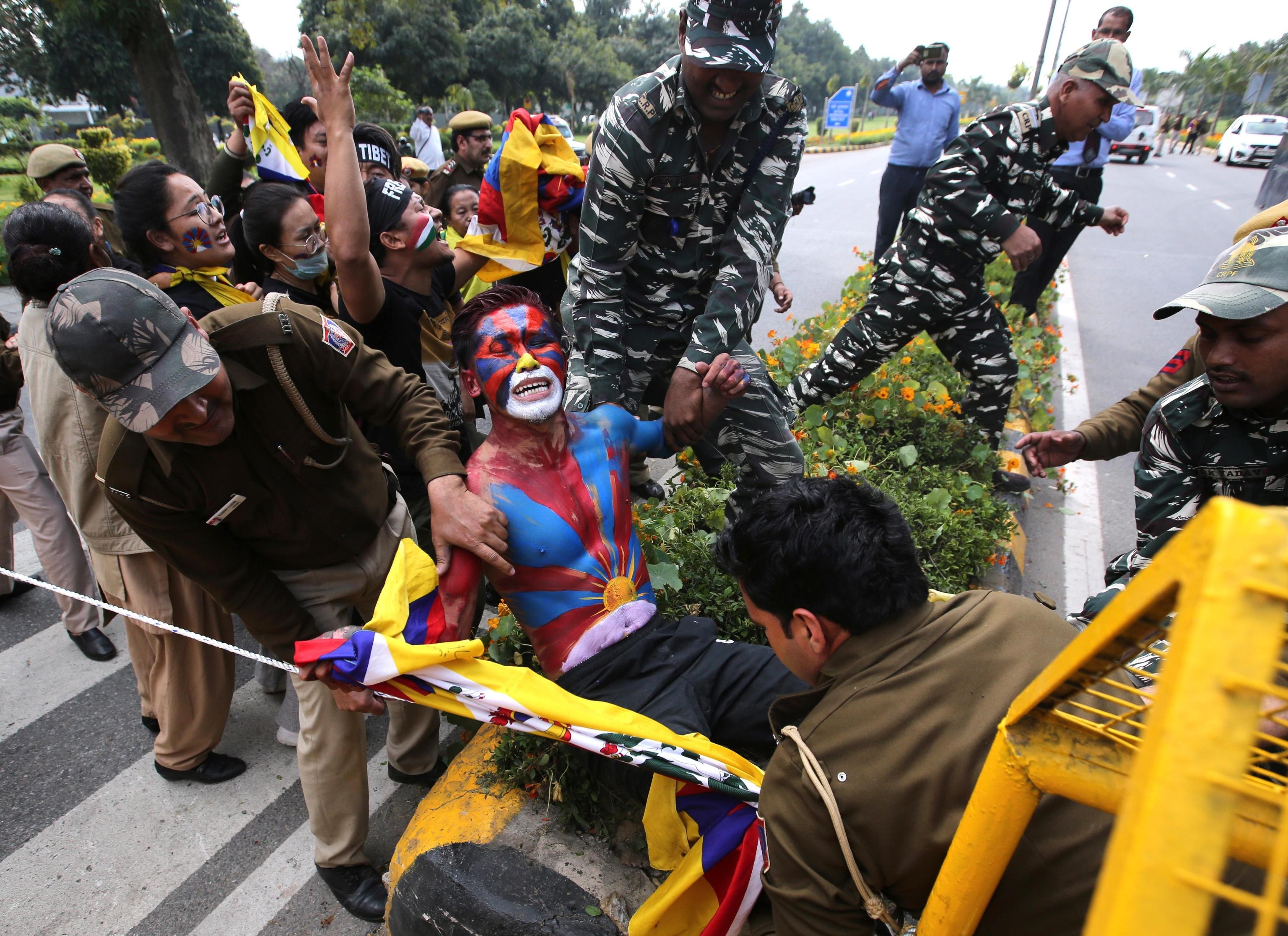 Un protestante immobilizzato dai militari Un protestante immobilizzato dai militari