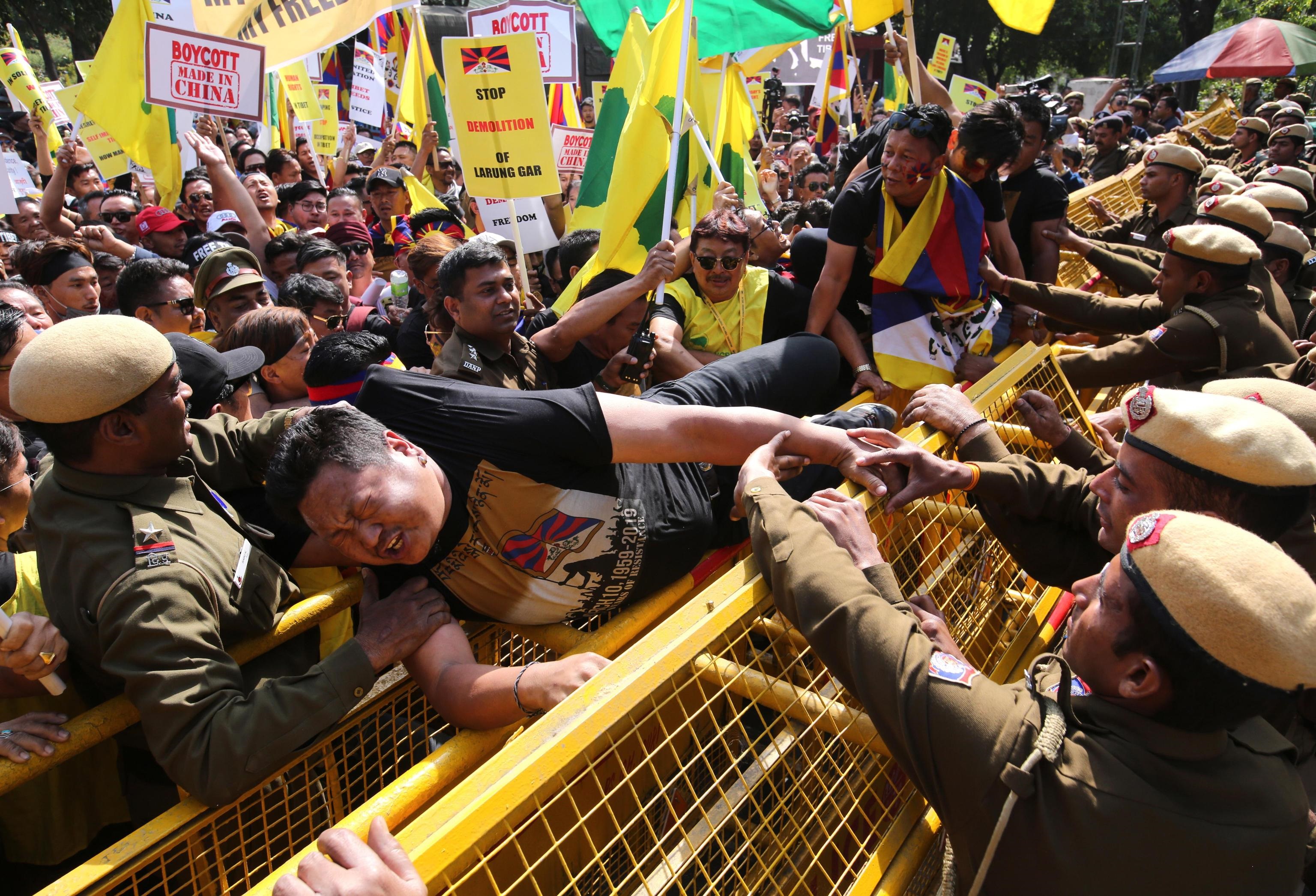 Momenti di tensione durante le proteste Momenti di tensione durante le proteste