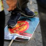 I protestanti calpestano l'immagine di Xi Jinping, che ha chiuso i confini tibetani I protestanti calpestano l'immagine di Xi Jinping, che ha chiuso i confini tibetani