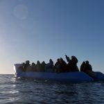 Il gommone con a bordo i 49 migranti a pochi metri di distanza dalla nave Mare Jonio