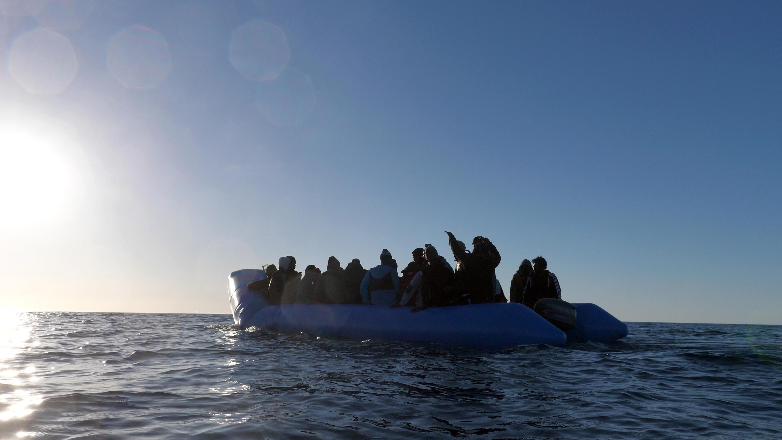 Il gommone con a bordo i 49 migranti a pochi metri di distanza dalla nave Mare Jonio