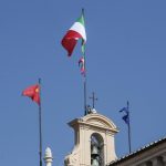 Una bandiera della Repubblica Popolare Cinese sventola sopra il Quirinale insieme a una bandiera della Repubblica Italiana e a un'altra dell'Unione Europea in occasione della visita di Xi Jinping
