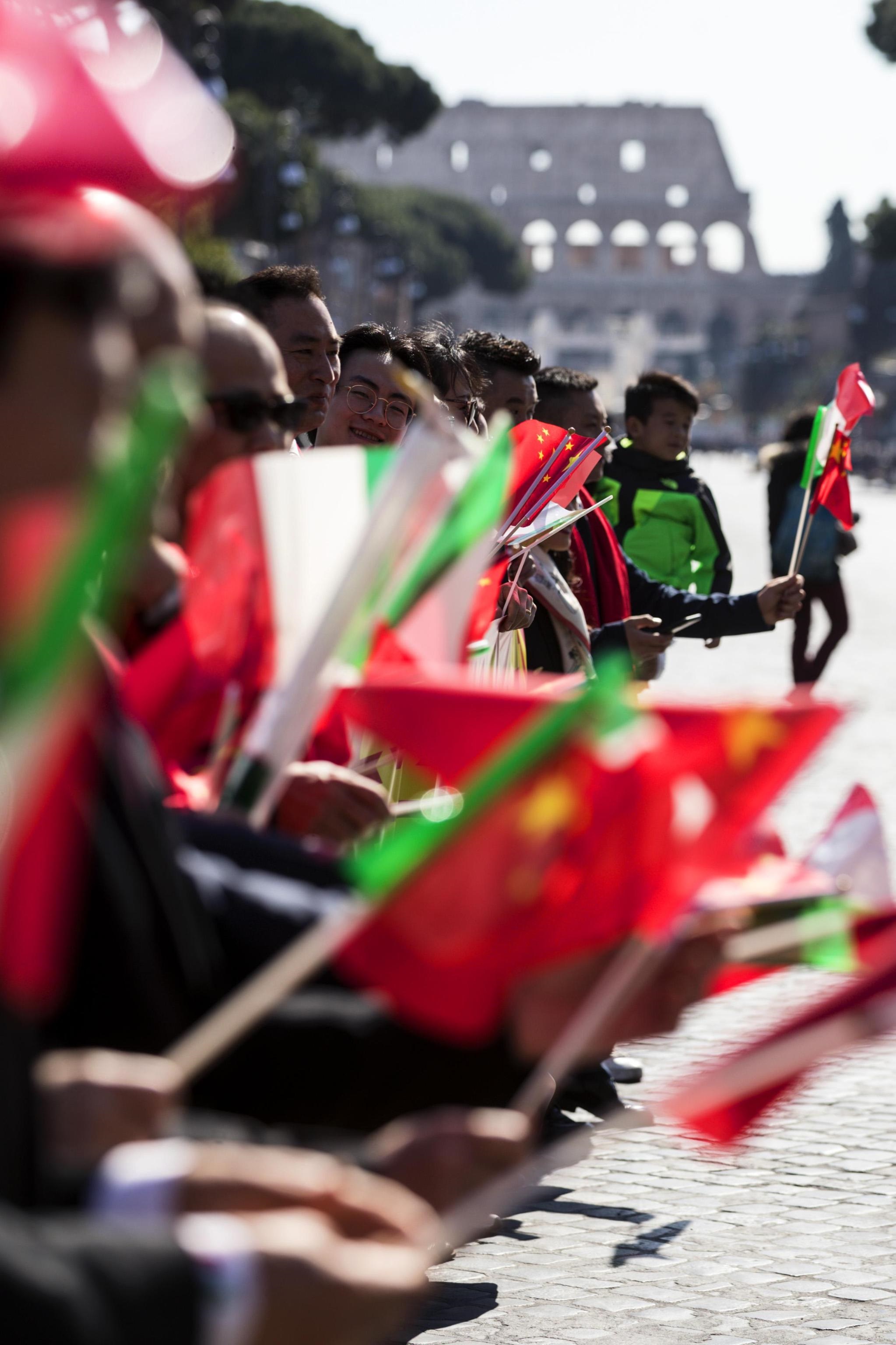 Rappresentanti cinesi attendono l'arrivo del Presidente della Repubblica Popolare Cinese Xi Jinping in via dei Fori. La visita di Stato è l'occasione per la sottoscrizione del Memorandum Italia-Cina, patto commerciale tra i due Paesi