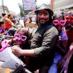 In cinque, tutti colorati, su uno scooter a Bhopal per l'Holi