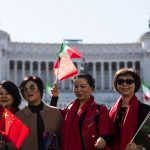 Donne cinesi festeggiano l'arrivo del Presidente della Repubblica Popolare Cinese Xi Jinping