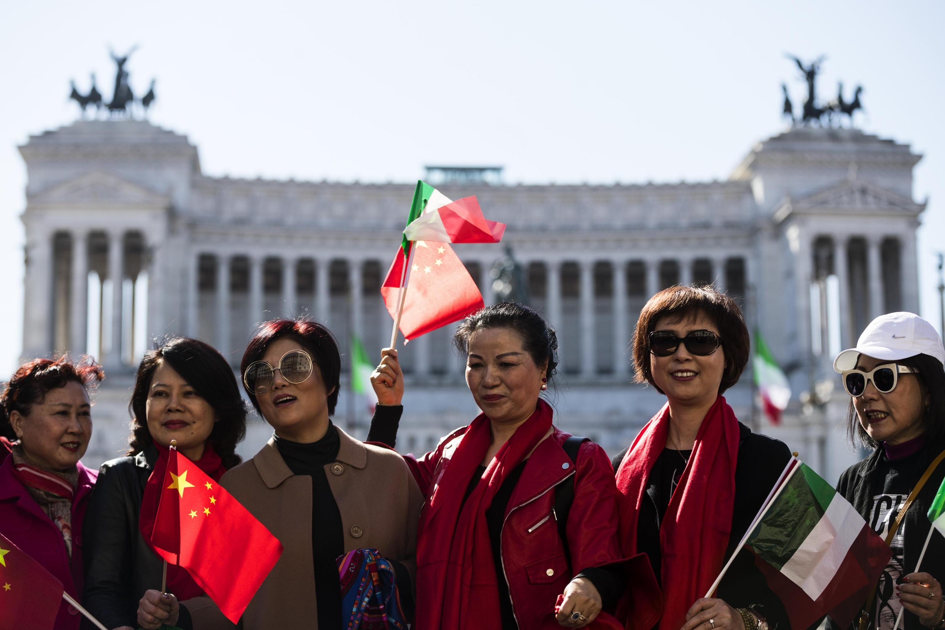 Donne cinesi festeggiano l'arrivo del Presidente della Repubblica Popolare Cinese Xi Jinping