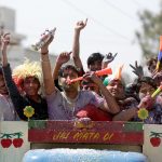 Jammu, India: un gruppo di ragazzi festeggia su un frugoncino l'Holi