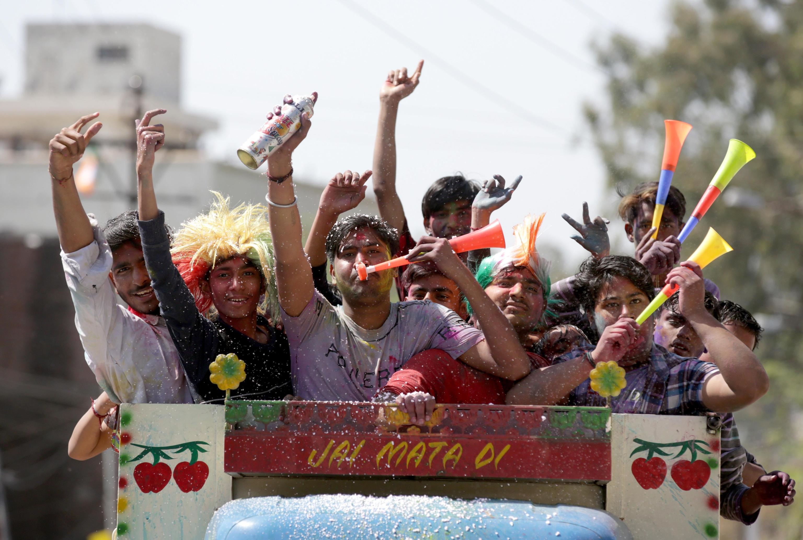 Jammu, India: un gruppo di ragazzi festeggia su un frugoncino l'Holi