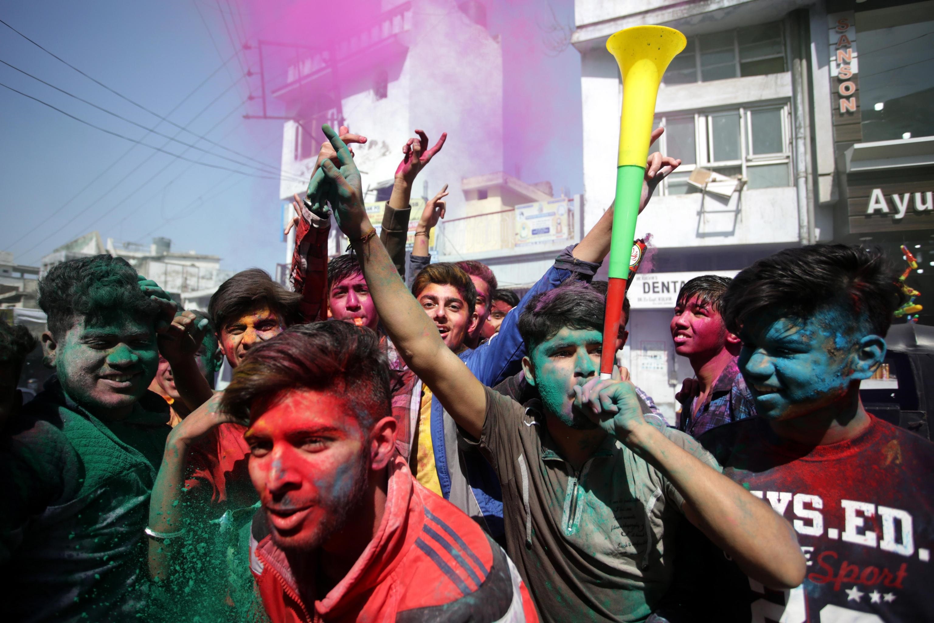 I festeggiamenti per l'Holi Festival a Jammu, in India