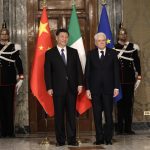 Il Capo di Stato Sergio Mattarella posa davanti i fotografi al Quirinale insieme al Presidente della Repubblica Cinese Xi Jinping dopo un vertice dedicato al memorandum Italia-Cina, valido per i prossimi rapporti commerciali tra i due Paesi