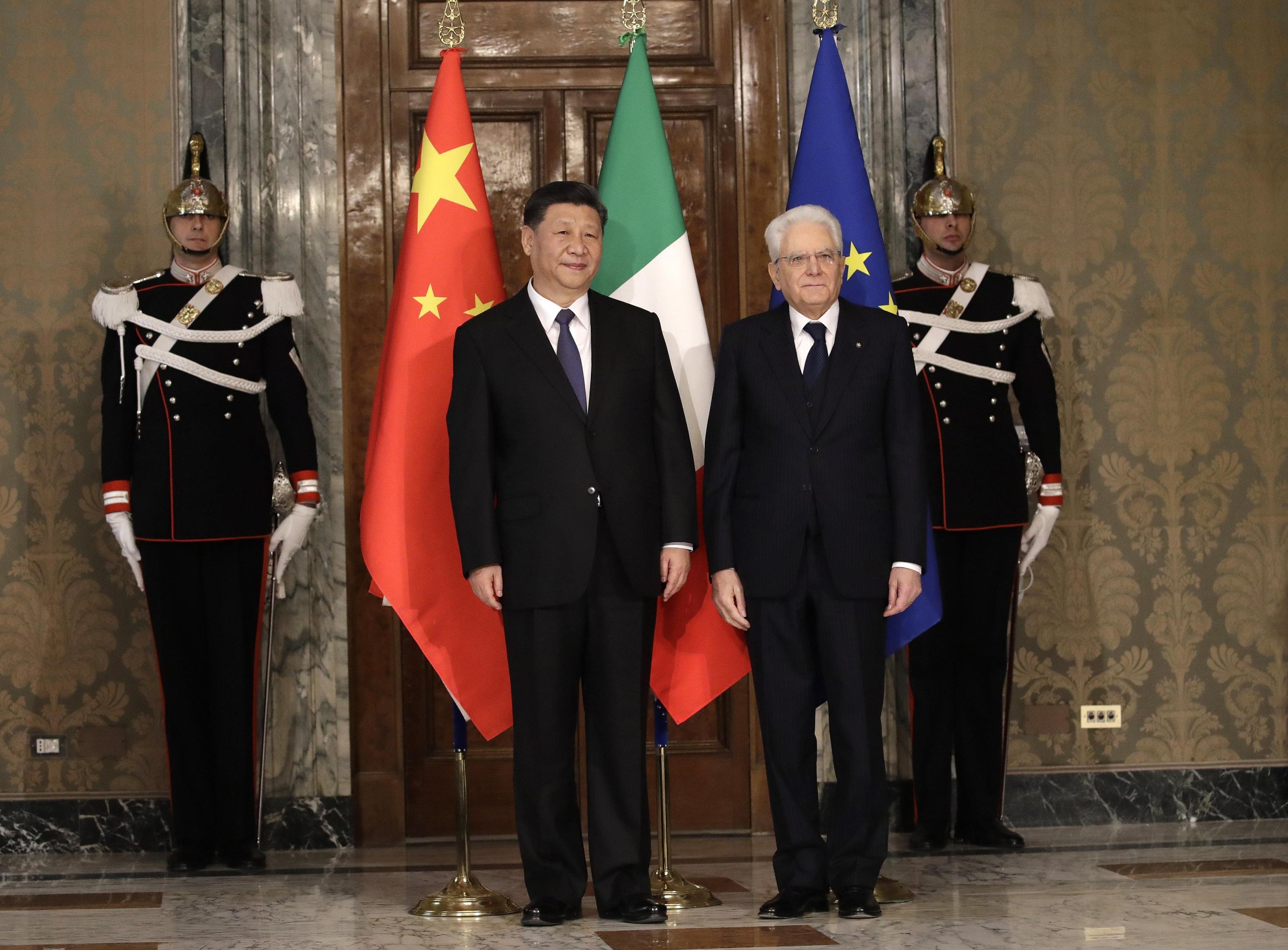 Il Capo di Stato Sergio Mattarella posa davanti i fotografi al Quirinale insieme al Presidente della Repubblica Cinese Xi Jinping dopo un vertice dedicato al memorandum Italia-Cina, valido per i prossimi rapporti commerciali tra i due Paesi