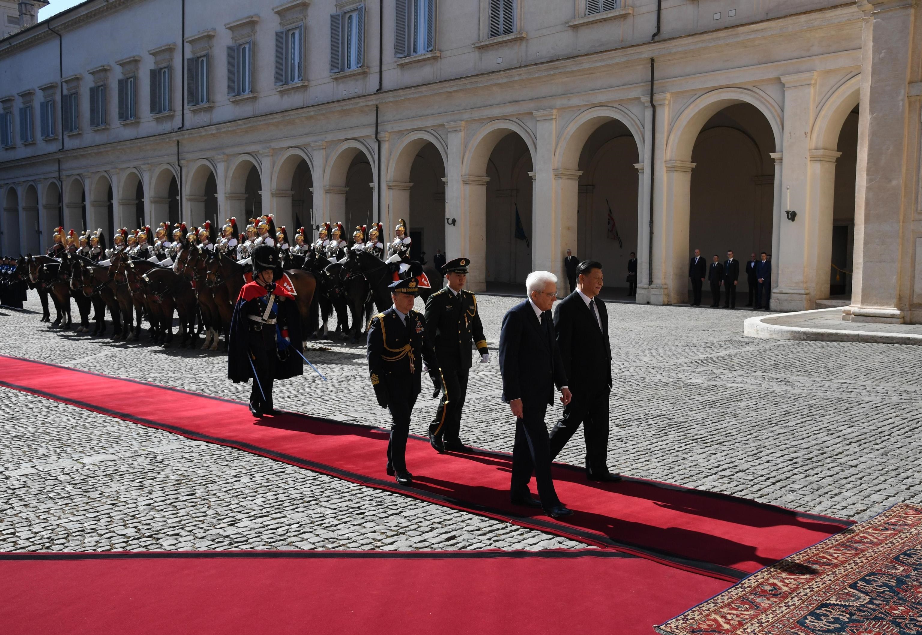 Mattarella scorta Xi Jinping verso il Quirinale. I due capi di Stato si incontrano per discutere del Memorandum Italia-Cina per l'incremento dei rapporti commerciali