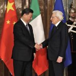 Mattarella stringe la mano a Xi Jinping al Quirinale, dopo un incontro con oggetto il memorandum Italia-Cina sul rapporto commerciale tra i due Paesi