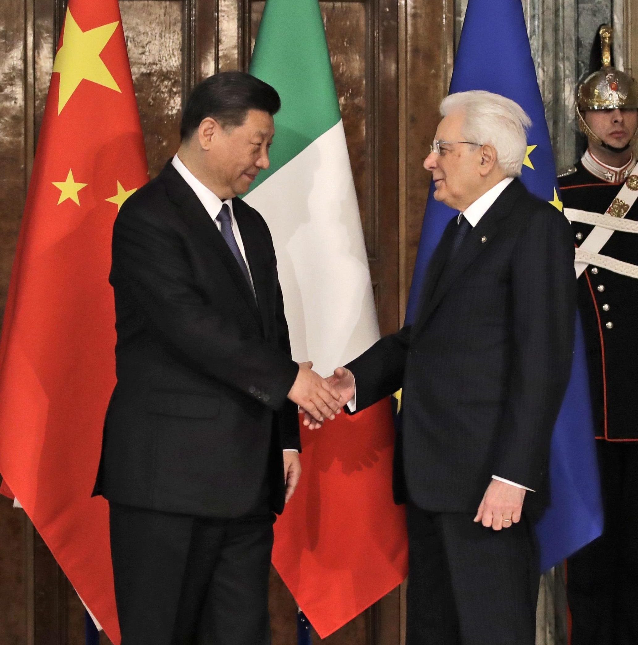 Mattarella stringe la mano a Xi Jinping al Quirinale, dopo un incontro con oggetto il memorandum Italia-Cina sul rapporto commerciale tra i due Paesi