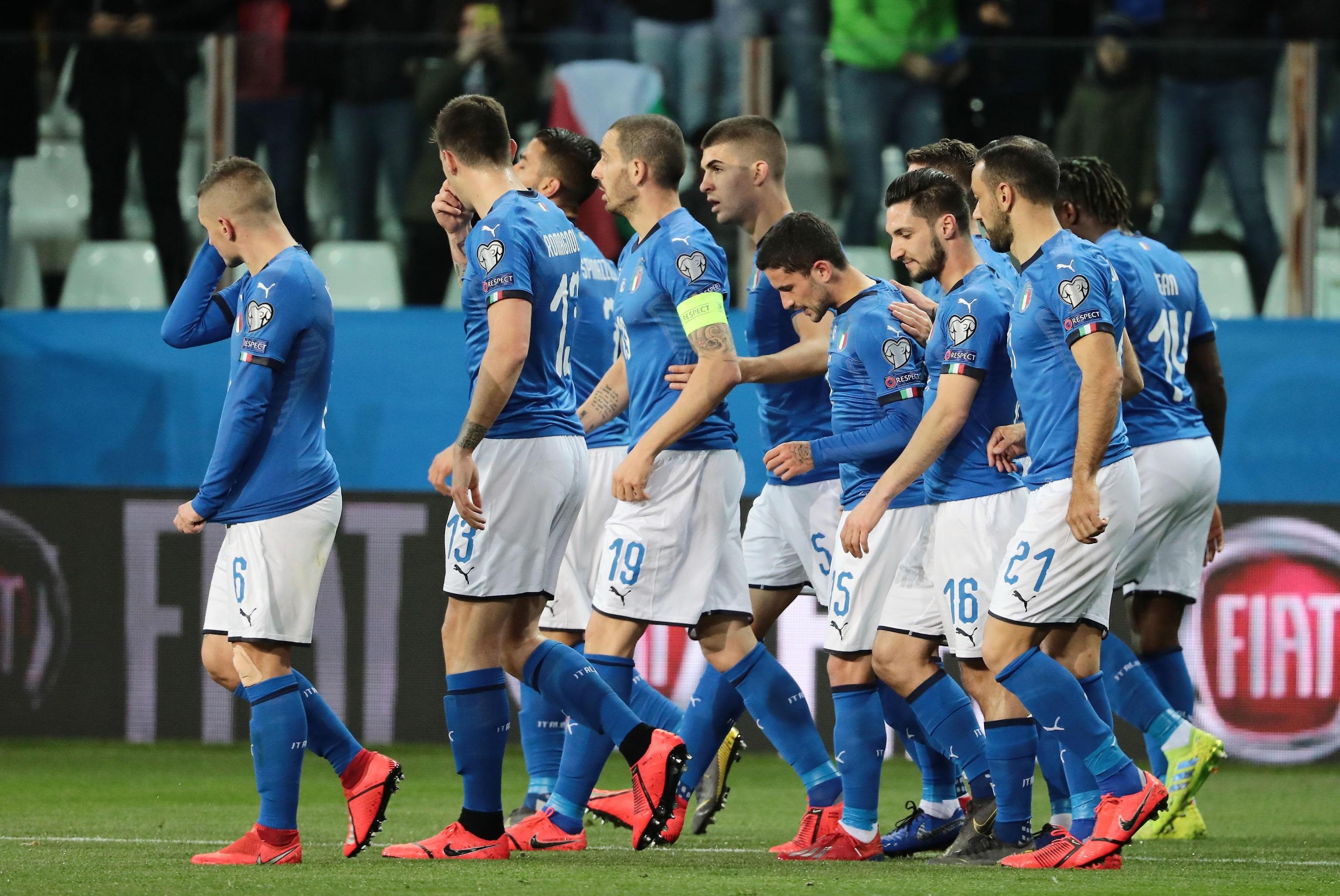 Gli azzurri tornano a centro campo per riprendere il gioco dopo l'azione che ha portato al gol