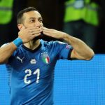 Fabio Quagliarella ringrazia i tifosi dopo aver segnato uno dei due rigori da lui calciati