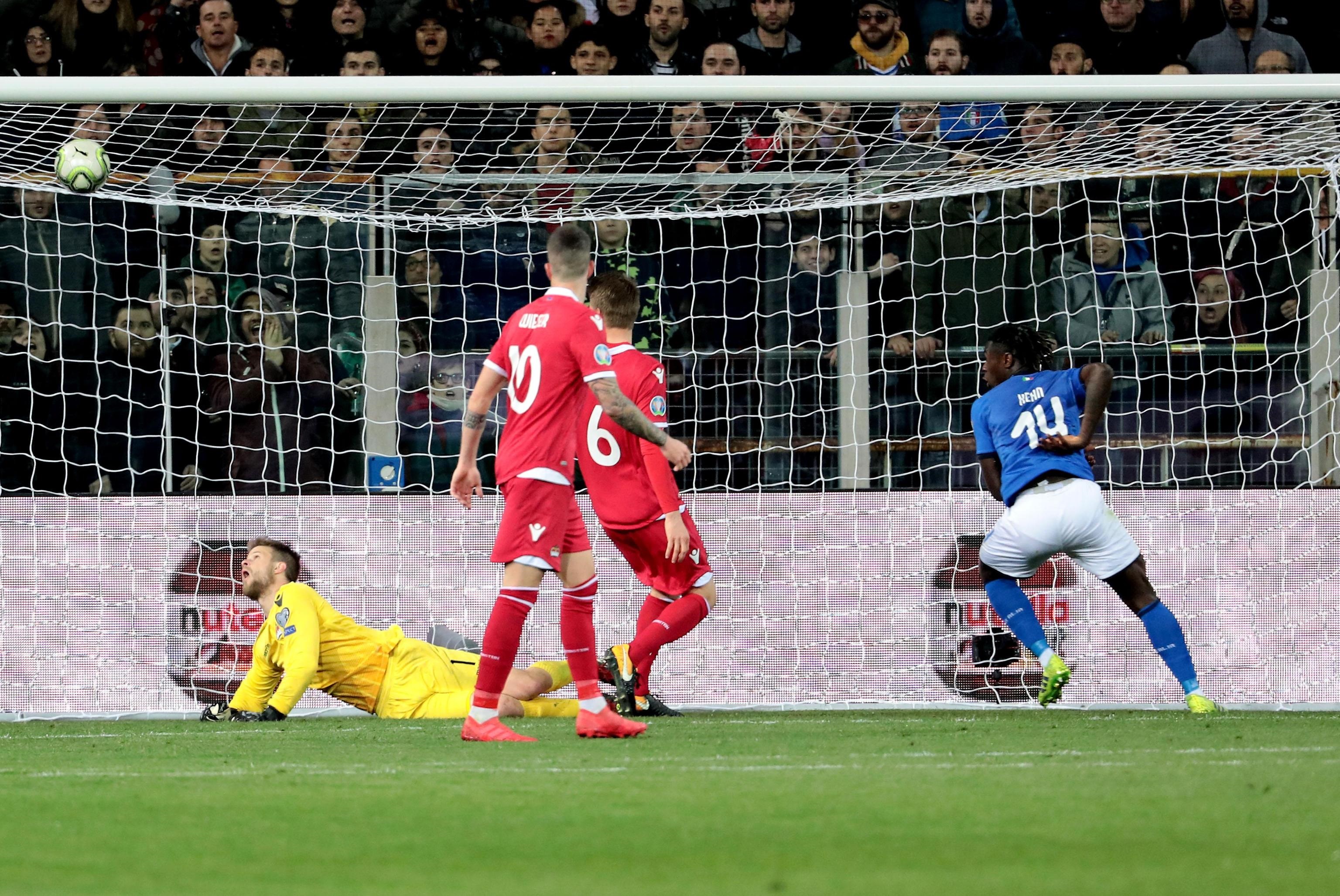 Il numero 14 Moise Kean nell'azione del quinto gol segnato proprio dall'azzurro