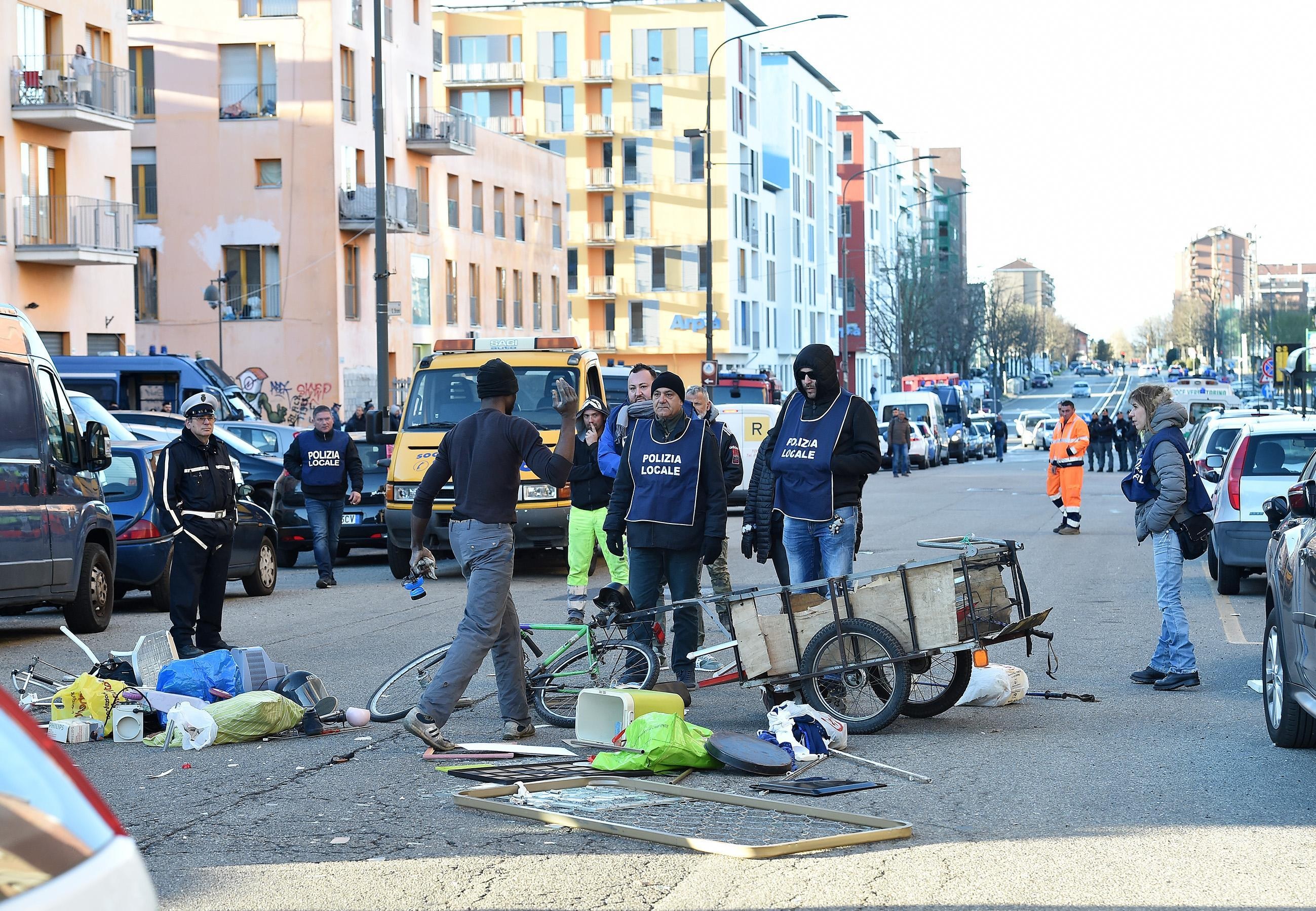 Le forze dell'ordine presidiano lo sgombero di Torino Le forze dell'ordine presidiano lo sgombero di Torino