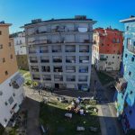 Vista dall'alto delle palazzine, una delle quali è già stata sgomberata in precedenza Vista dall'alto delle palazzine, una delle quali è già stata sgomberata in precedenza