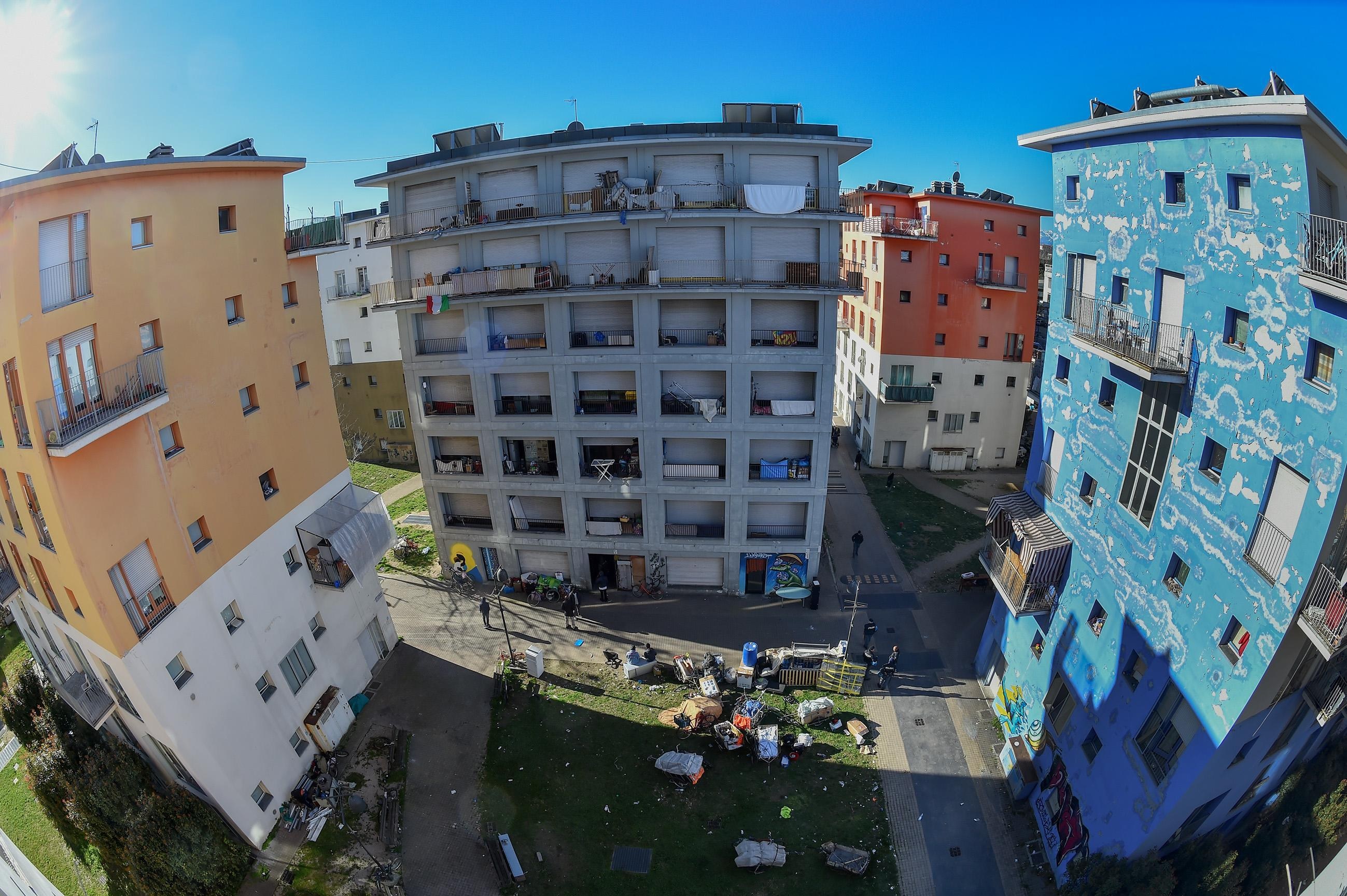 Vista dall'alto delle palazzine, una delle quali è già stata sgomberata in precedenza Vista dall'alto delle palazzine, una delle quali è già stata sgomberata in precedenza