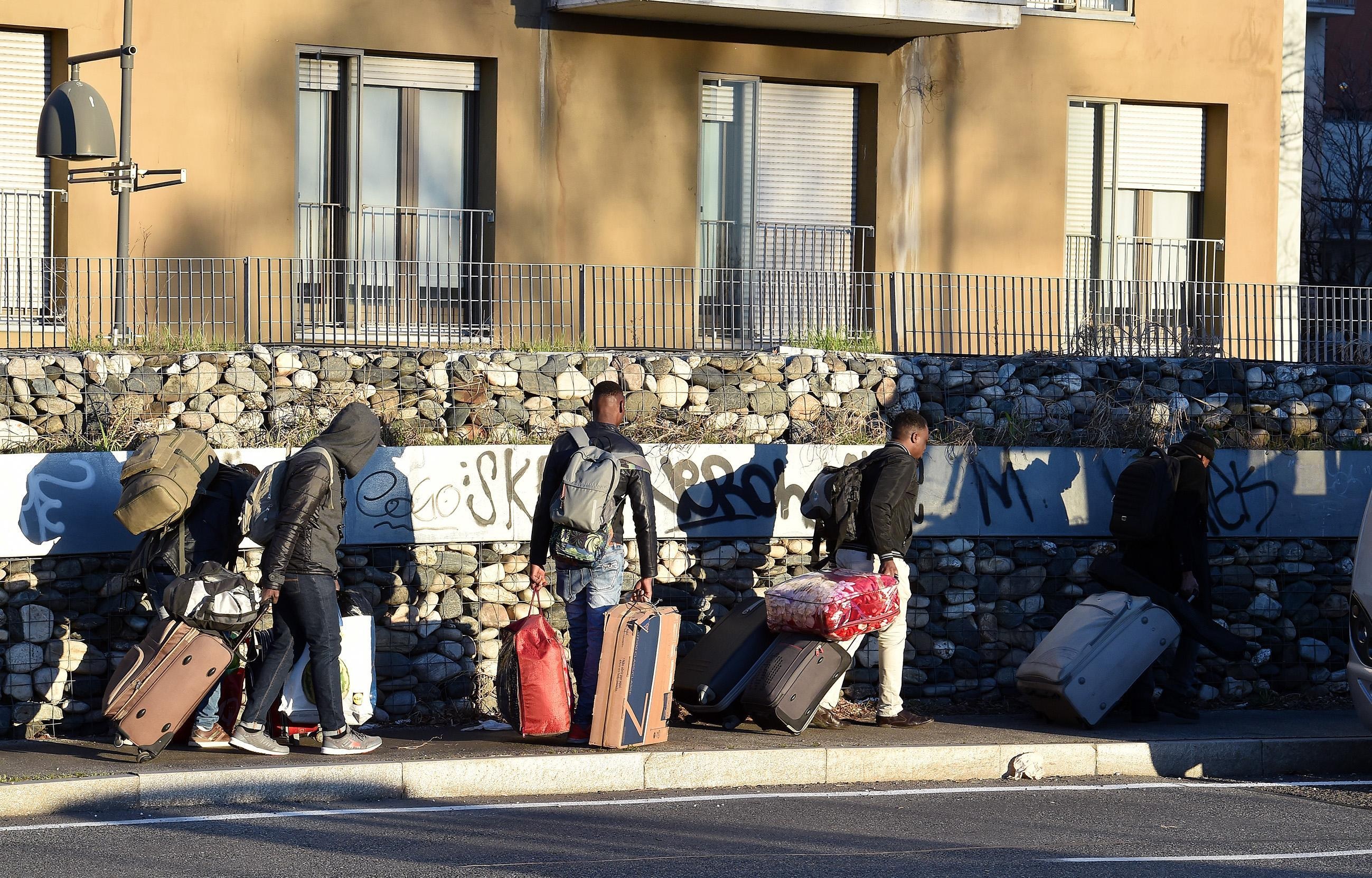 I migranti e i profughi attendono una nuova collocazione dopo lo sgombero I migranti e i profughi attendono una nuova collocazione dopo lo sgombero