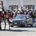 Corazzieri a cavallo scortano l'auto del Presidente della Repubblica Ppolare Cinese Xi Jinping verso il Quirinale