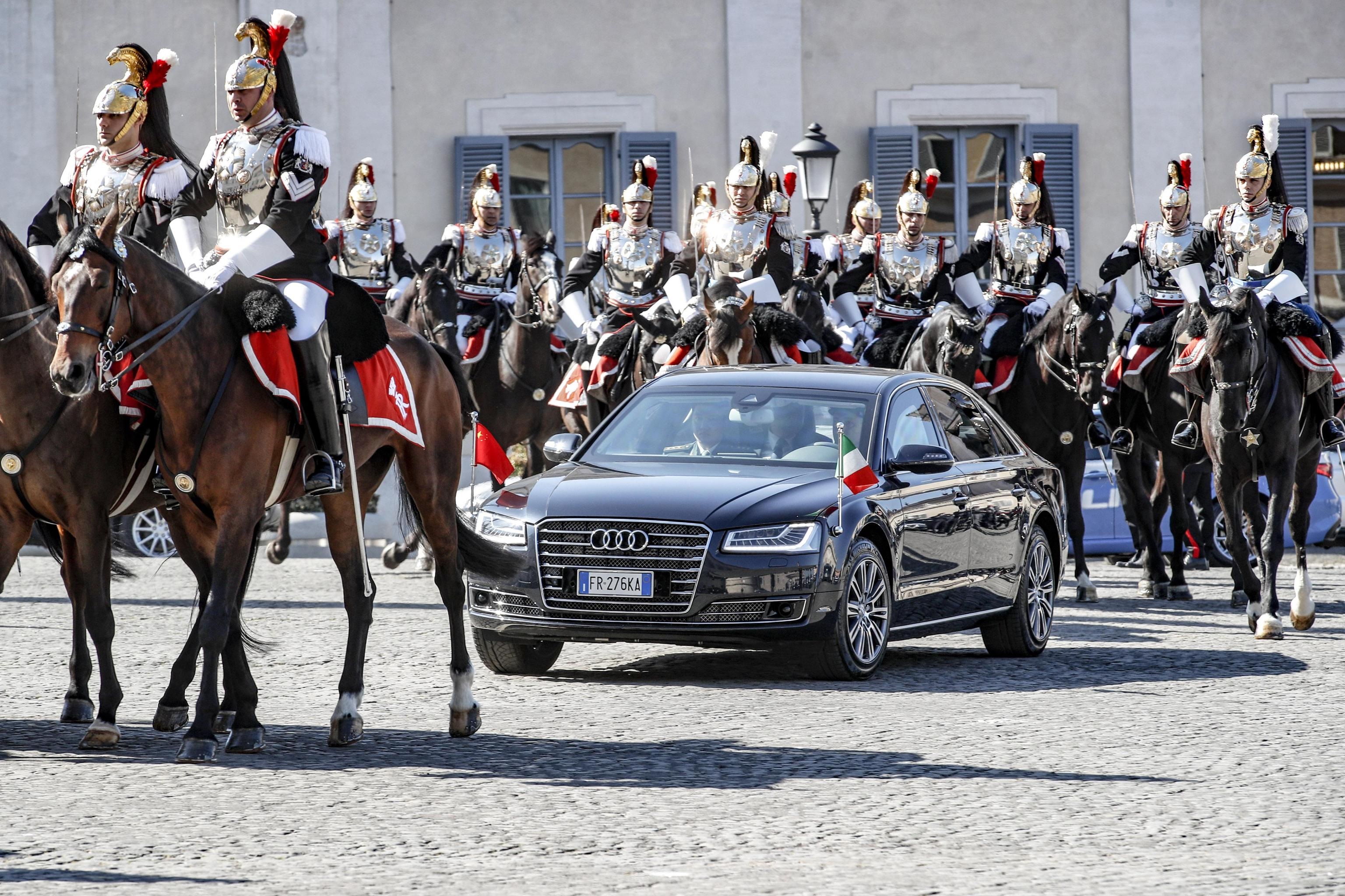 Corazzieri a cavallo scortano l'auto del Presidente della Repubblica Ppolare Cinese Xi Jinping verso il Quirinale