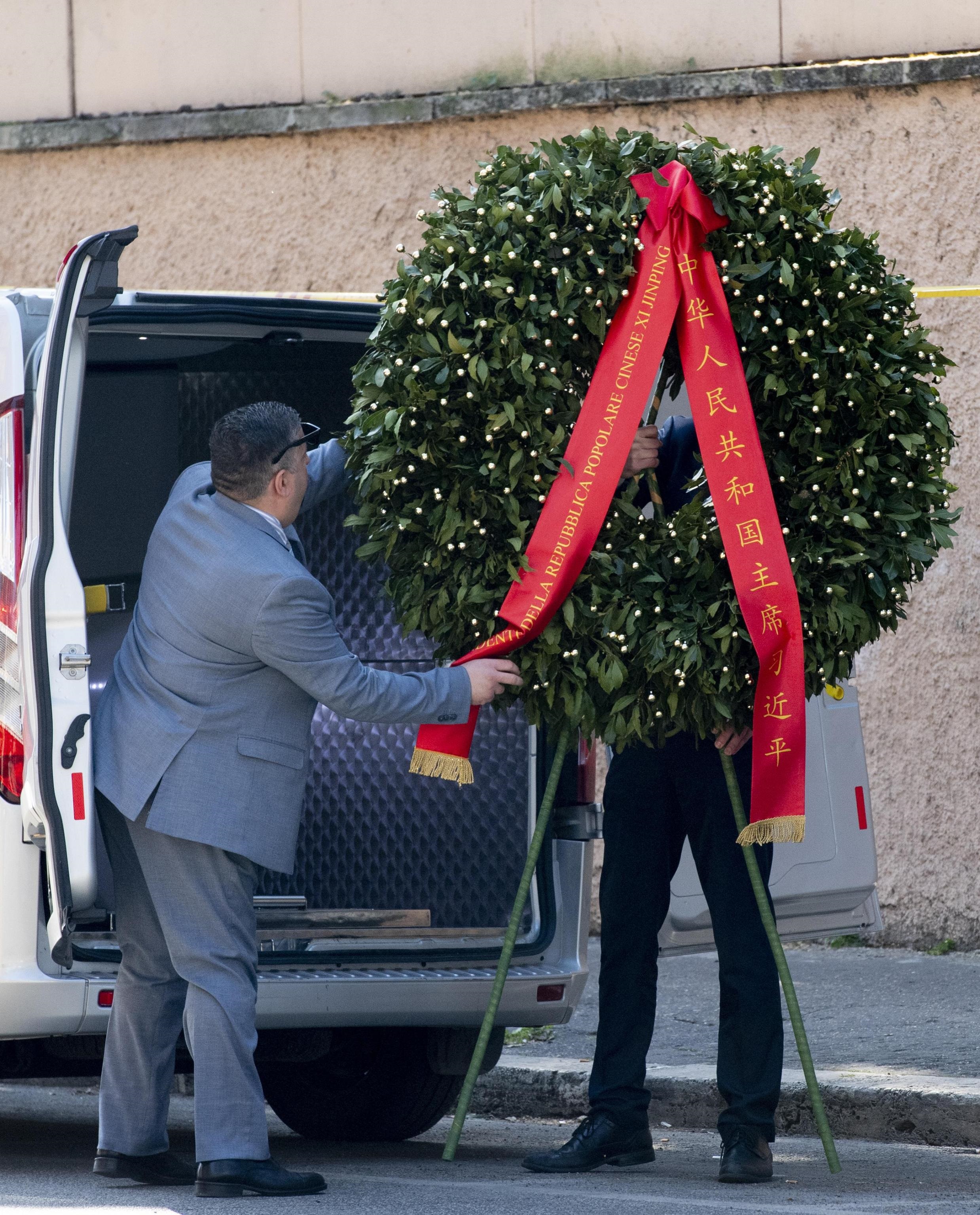 La corona che il Presidente Xi Jinping depositerà ai piedi del Milite Ignoto