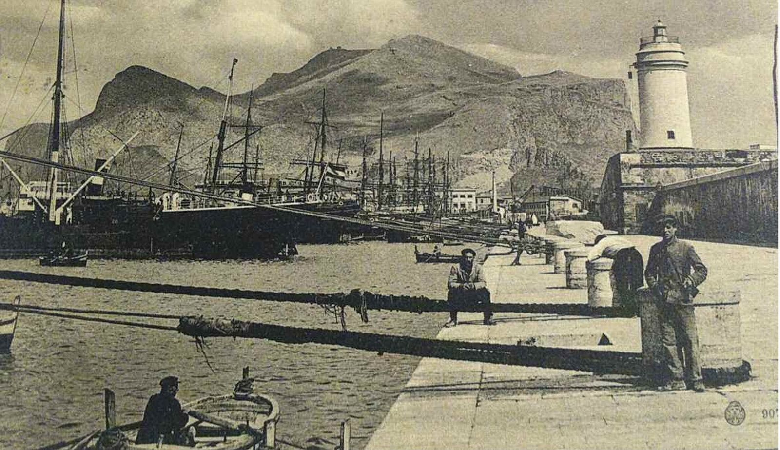 Porto di Palermo anni Venti. Barche a remi attendono di trasportare i passeggeri dalla banchina alla scaletta delle navi alla fonda (CSDU)