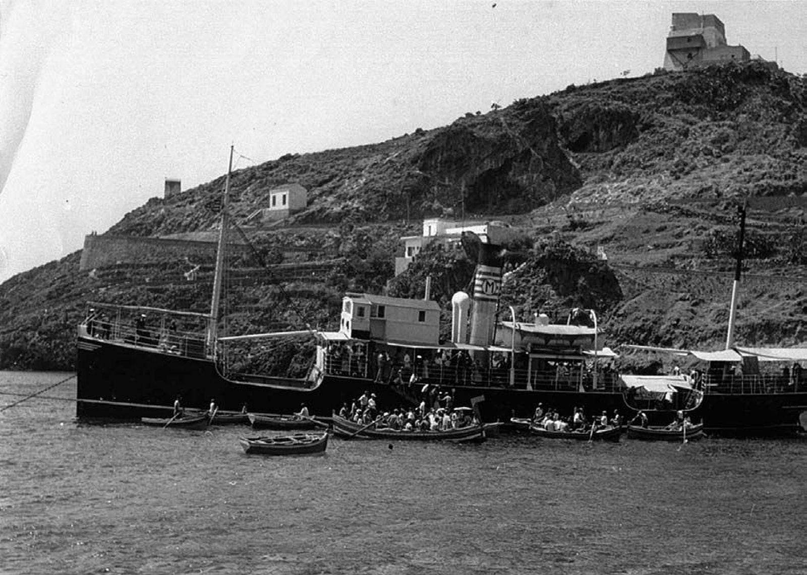 Il vaporetto Ustica all’ancora nella Cala Santa Maria (CSDU)
