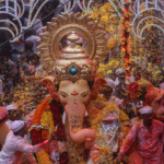 Presso la religione induista, Ganesh è uno degli aspetti di Dio più conosciuti; figlio primogenito di Sìva e Pārvati, viene raffigurato con una testa di elefante provvista di una sola zanna (l’altra è spezzata), ventre pronunciato e quattro braccia.