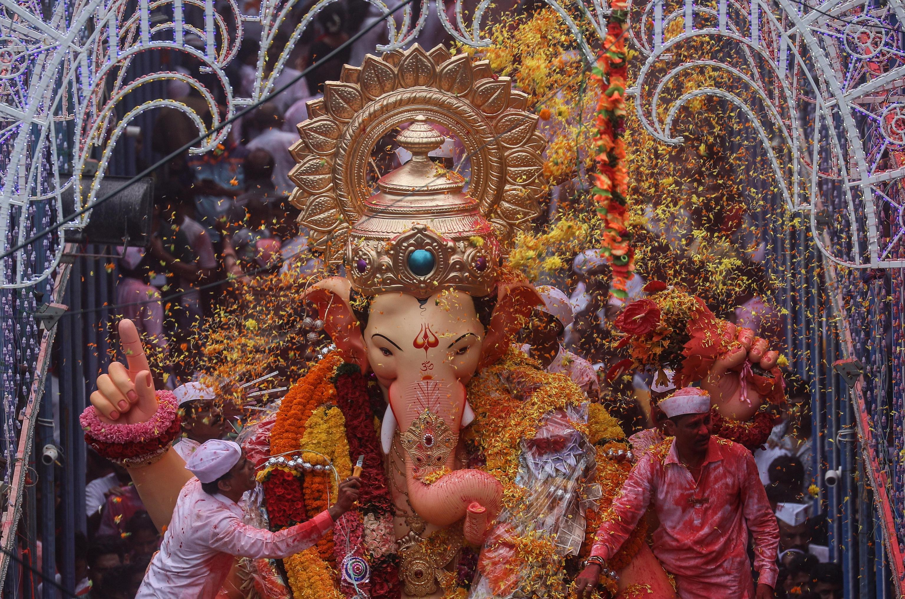 Presso la religione induista, Ganesh è uno degli aspetti di Dio più conosciuti; figlio primogenito di Sìva e Pārvati, viene raffigurato con una testa di elefante provvista di una sola zanna (l’altra è spezzata), ventre pronunciato e quattro braccia.