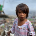 Un bambino filippino impiegato nella raccolta dei rifiuti. Nell'arcipelago i giovanissimi sono spesso utilizzati per il recupero del materiale di scarto delle città che verrà poi riciclato.