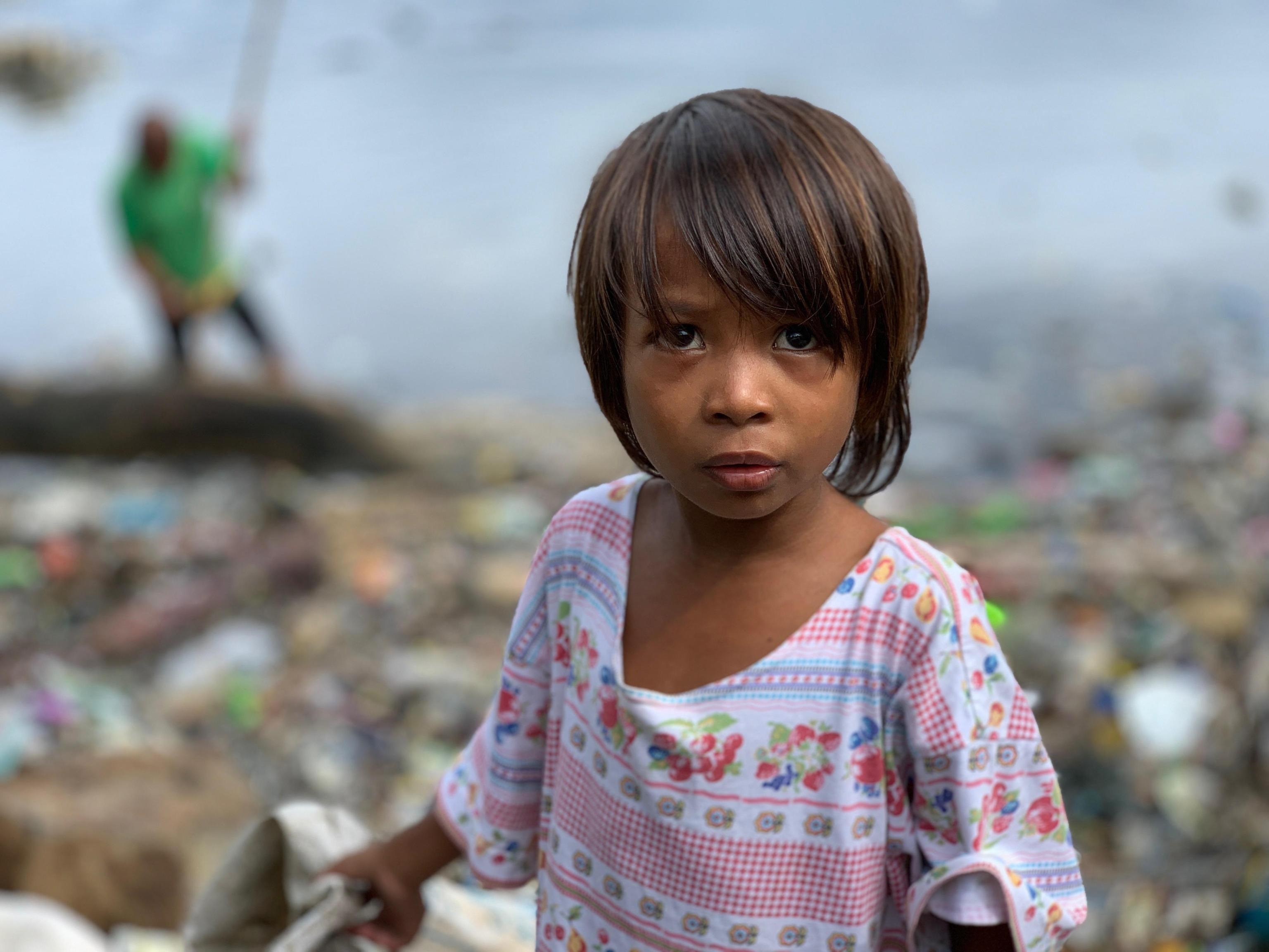 Un bambino filippino impiegato nella raccolta dei rifiuti. Nell'arcipelago i giovanissimi sono spesso utilizzati per il recupero del materiale di scarto delle città che verrà poi riciclato.