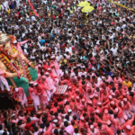 Il Festival di Ganesh celebra il compleanno del Dio indiano noto per essere raffigurato con una testa di elefante sopra un corpo di uomo. “Ganesha” è il Dio dell’intelligenza, della saggezza e durante la ricorrenza sono in tanti a chiedere il suo aiuto per superare situazioni difficili.