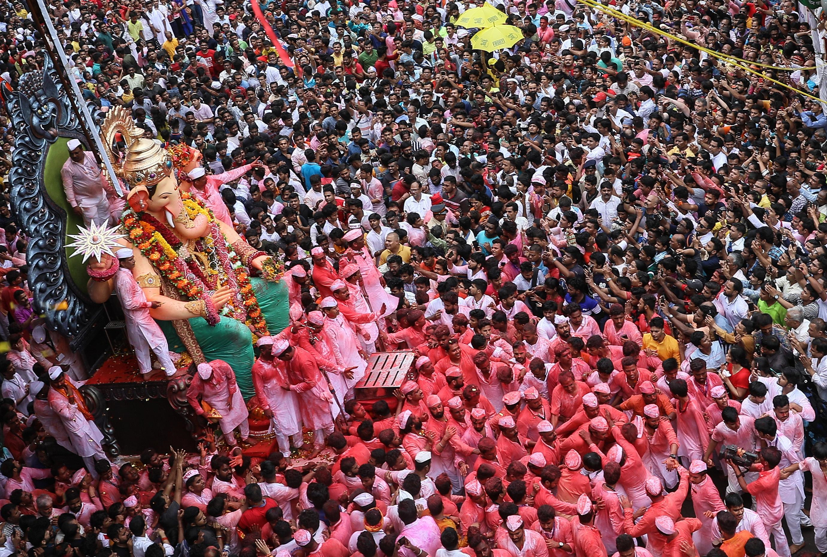 Il Festival di Ganesh celebra il compleanno del Dio indiano noto per essere raffigurato con una testa di elefante sopra un corpo di uomo. “Ganesha” è il Dio dell’intelligenza, della saggezza e durante la ricorrenza sono in tanti a chiedere il suo aiuto per superare situazioni difficili.