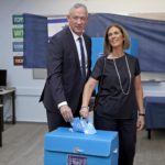 Benny Gantz e la moglie ai seggi