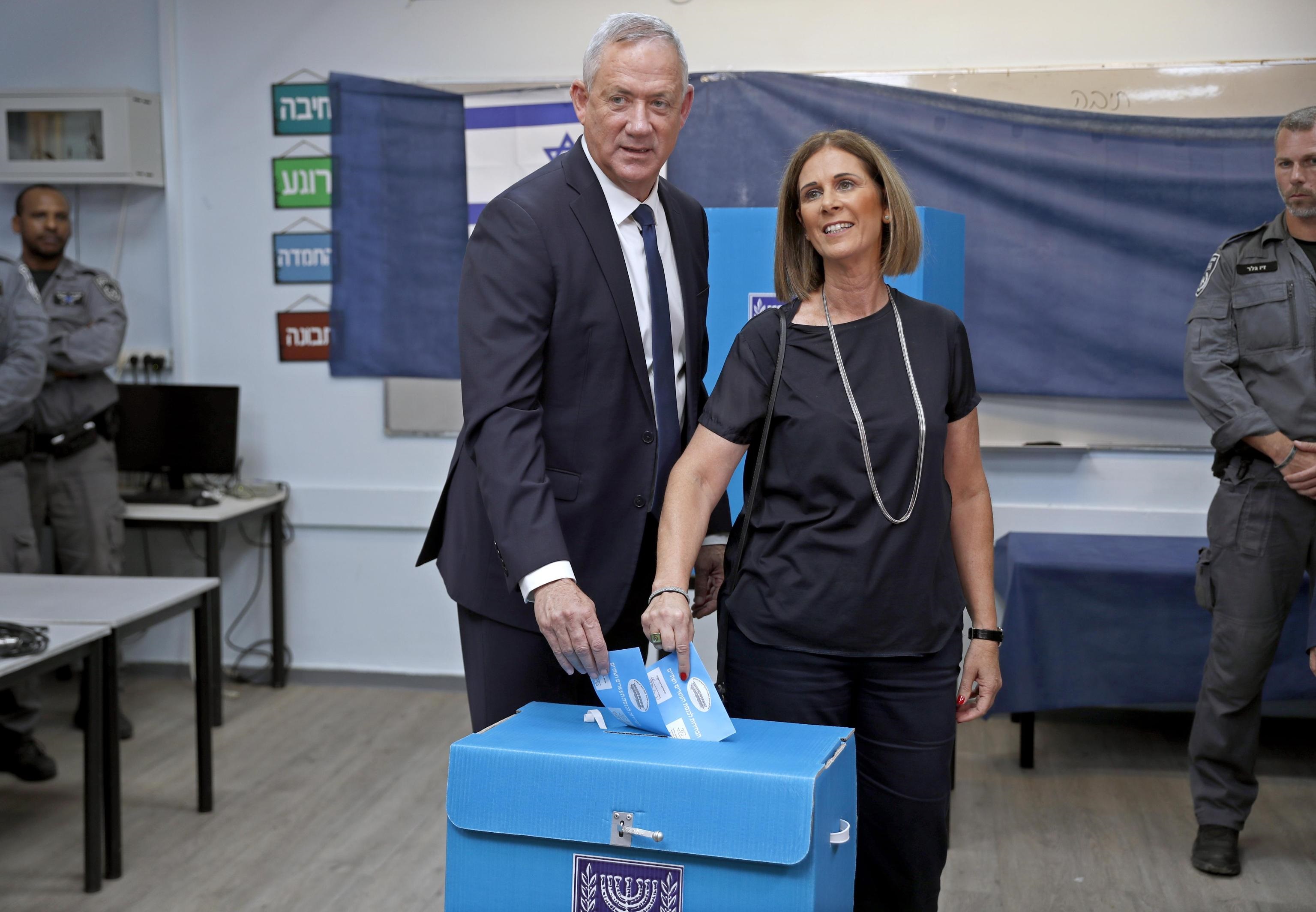 Benny Gantz e la moglie ai seggi