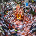 La parata termina con l’arrivo al mare, dove le statue di argilla vengono immerse fino a farle scogliere. A fine giornata, sono circa 1500 le statue che verranno sciolte nel mare.