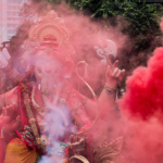 L’ultimo giorno del festival, con quella che è una via di mezzo tra una processione e una parata, le statue di argilla vengono portate a spalla lungo le strade principali della città, circondate da una moltitudine di persone.